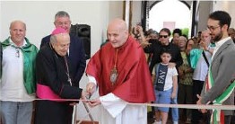 Il taglio del nastro dell'11 luglio 2026, con Fratel Costantino De Bellis e S.E. Mons. Domenico Sigalini