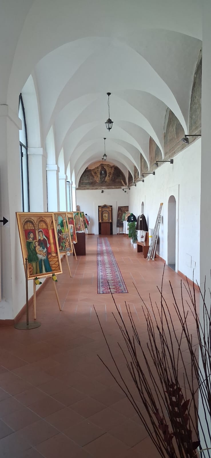 Il chiostro del Convento San Francesco allestito con le opere del Museo San Rocco