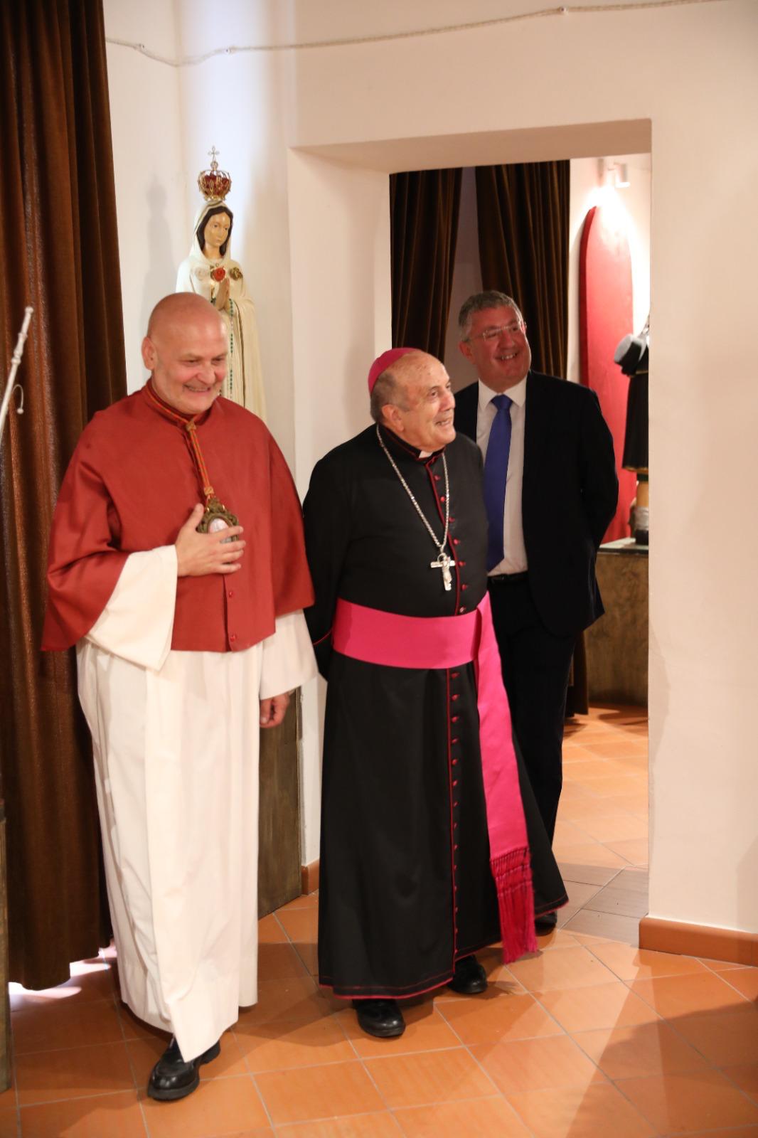 Fratel Costantino De Bellis accompagna S.E. Mons. Domenico Sigalini negli spazi del museo